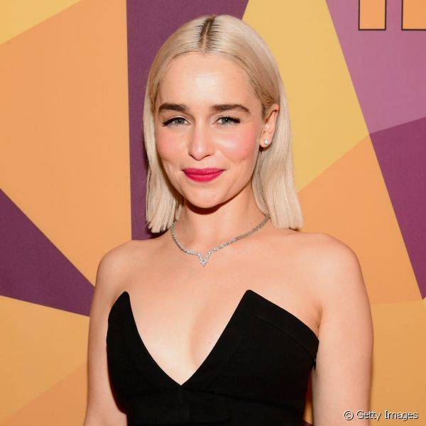 Emilia Clarke preferiu apostar na cor vibrante para os l?bios e acabamento de pele iluminada e shiny (Foto: Getty Images)